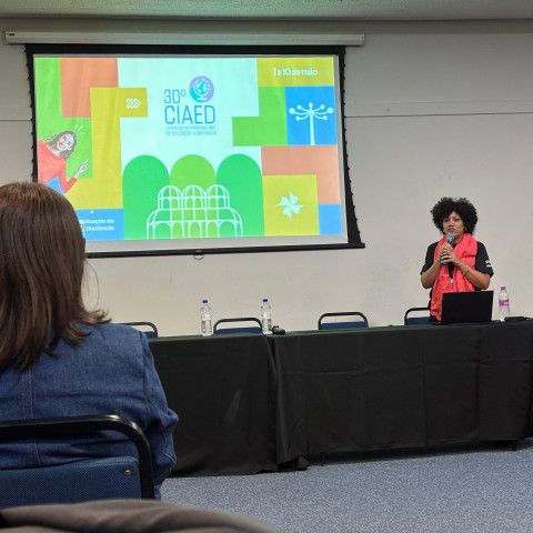 Pró-reitora EAD da UNIASSELVI na apresentação do evento